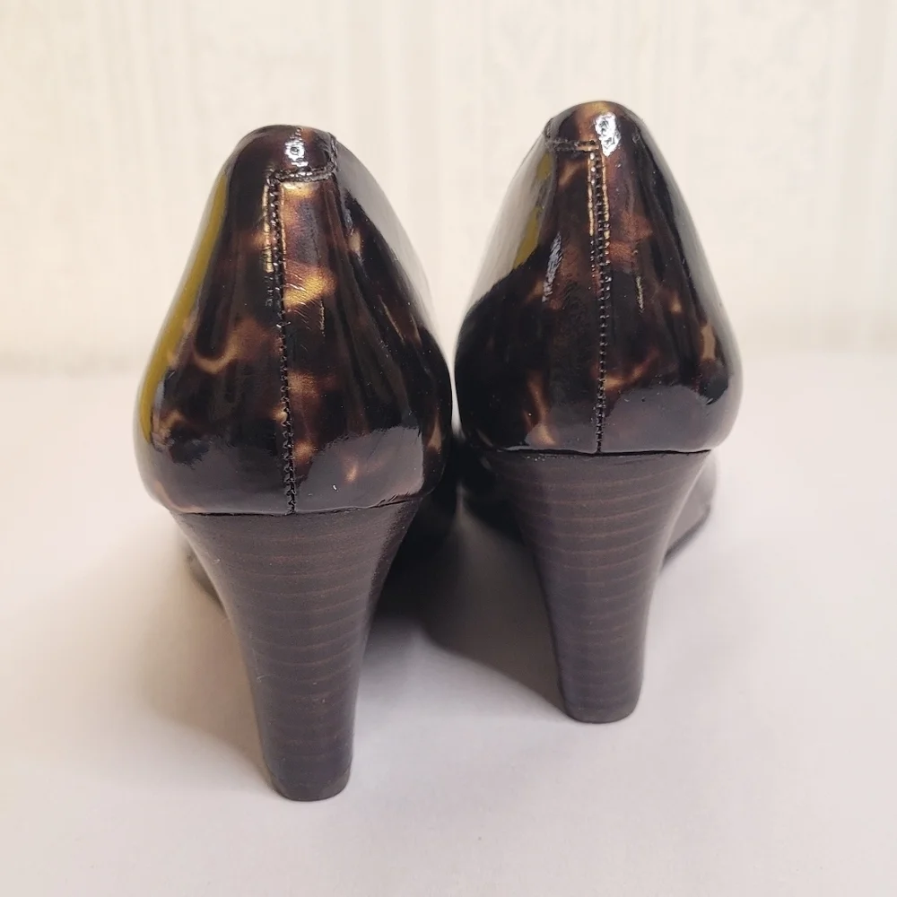 Jones Studio Callie Tortoise Shell Patent Wedges Size 6.5